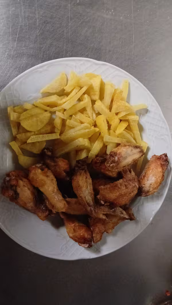 Ración de Alitas de Pollo con Patatas