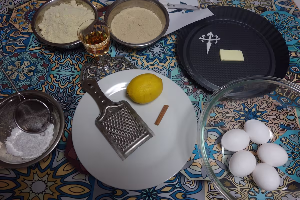 Ingredientes para la Tarta de Santiago: almendra molida, huevos, azúcar, ralladura de limón