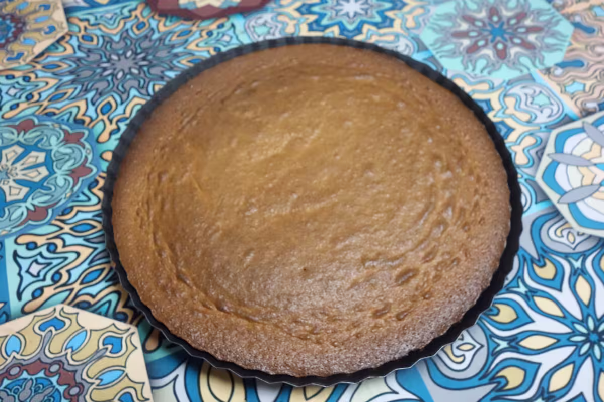 Tarta de Santiago enfriándose fuera del horno