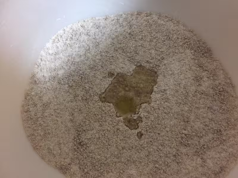 Añadiendo anís a la mezcla seca