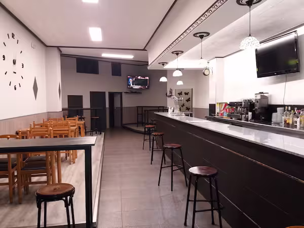 Interior del Café-Bar Señarís - Vista de la barra y mesas