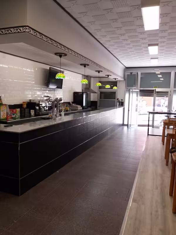 Interior del Café-Bar Señarís - Vista de la cocina y zona de preparación